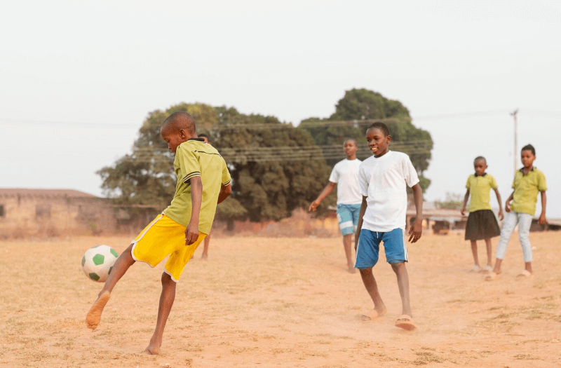 enfants-jouant-au-football